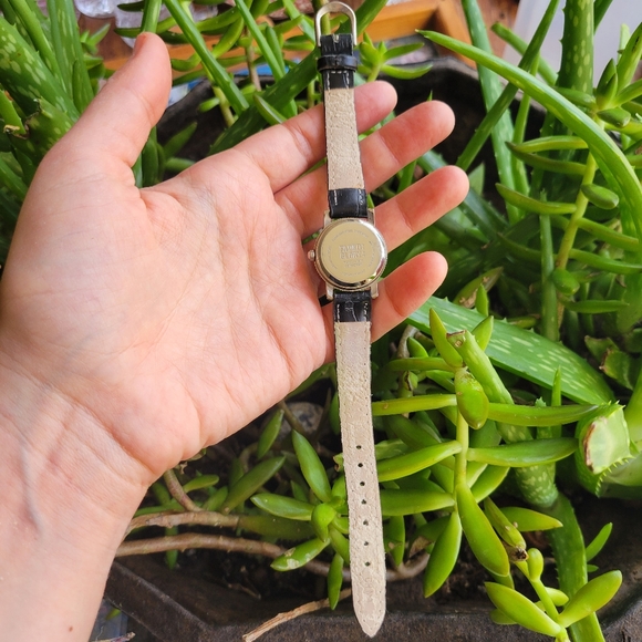 Vintage Faded Glory Dainty Quartz Watch - Picture 9 of 9